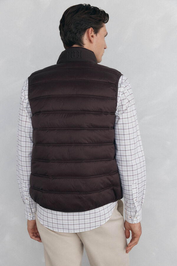 Pedro del Hierro Chaleco ultraligero Marr&oacute;n