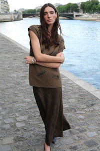 Pedro del Hierro Chaleco de punto pico con pedrer&iacute;a bordada