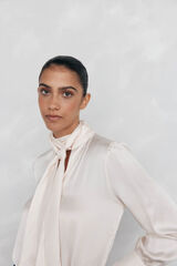 Pedro del Hierro Blusa satinada con lazo Beige