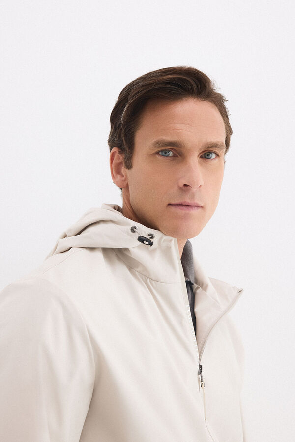 Pedro del Hierro Cazadora t&eacute;cnica ligera con capucha Beige