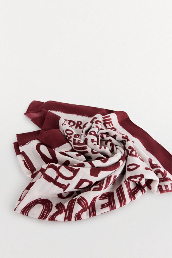 Pedro del Hierro Chal de doble logo color Marr&oacute;n