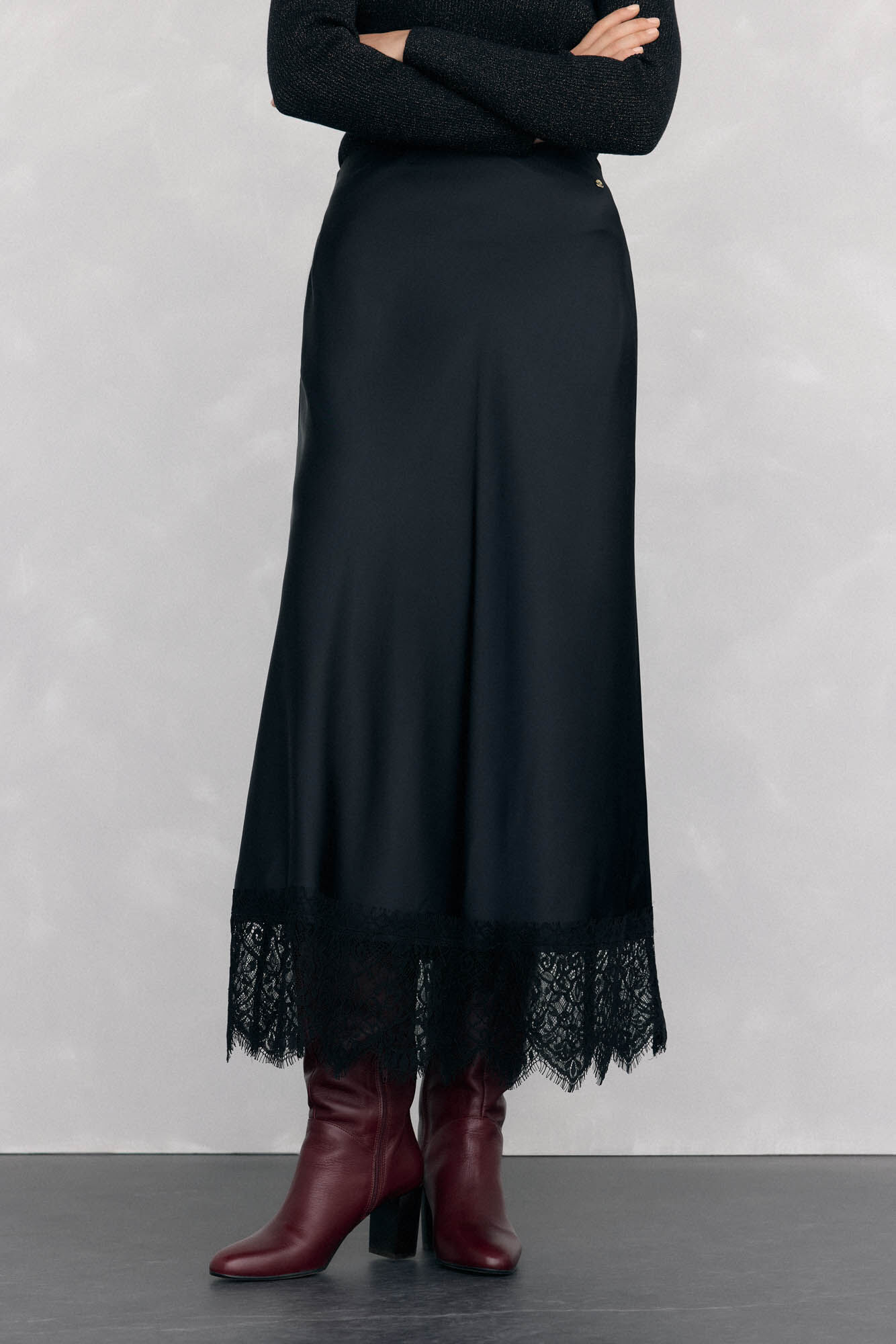 Pedro del Hierro Falda larga satinada con detalles de encaje