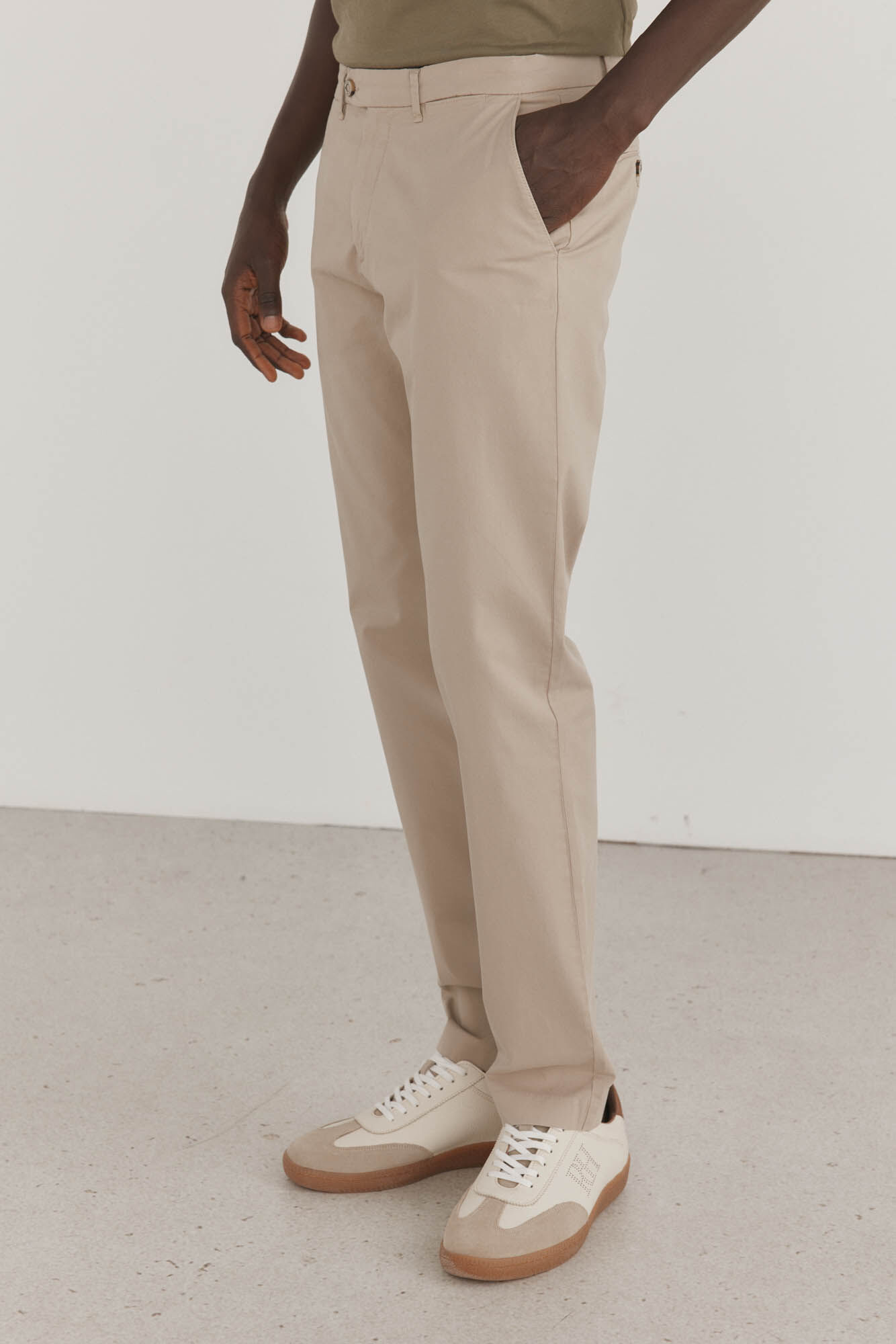 Pedro del Hierro Pantal&oacute;n premium chino ligero slim fit