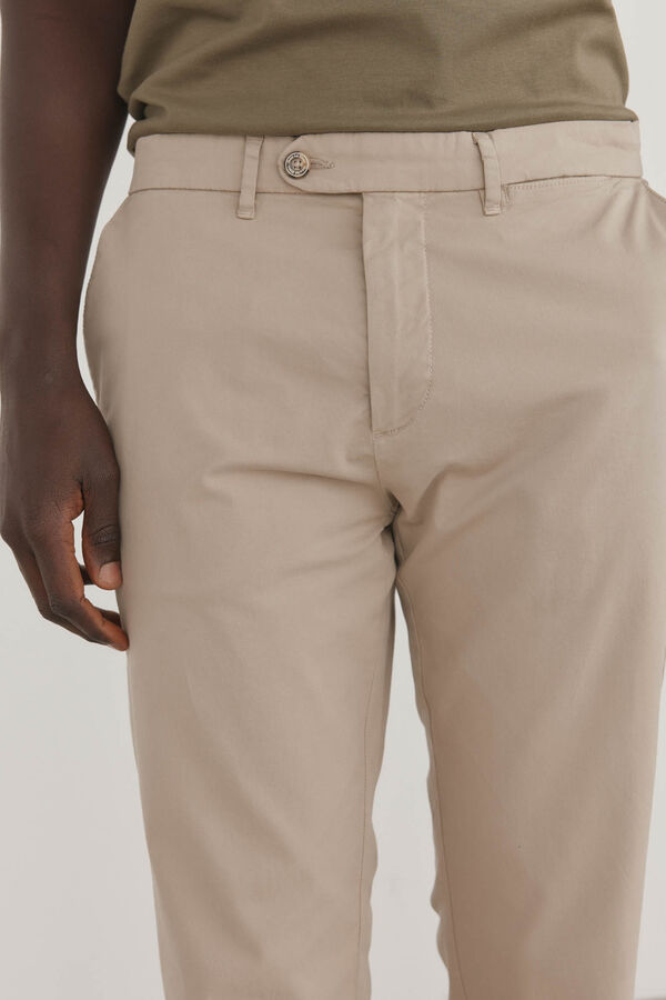 Pedro del Hierro Pantal&oacute;n premium chino ligero slim fit Beige