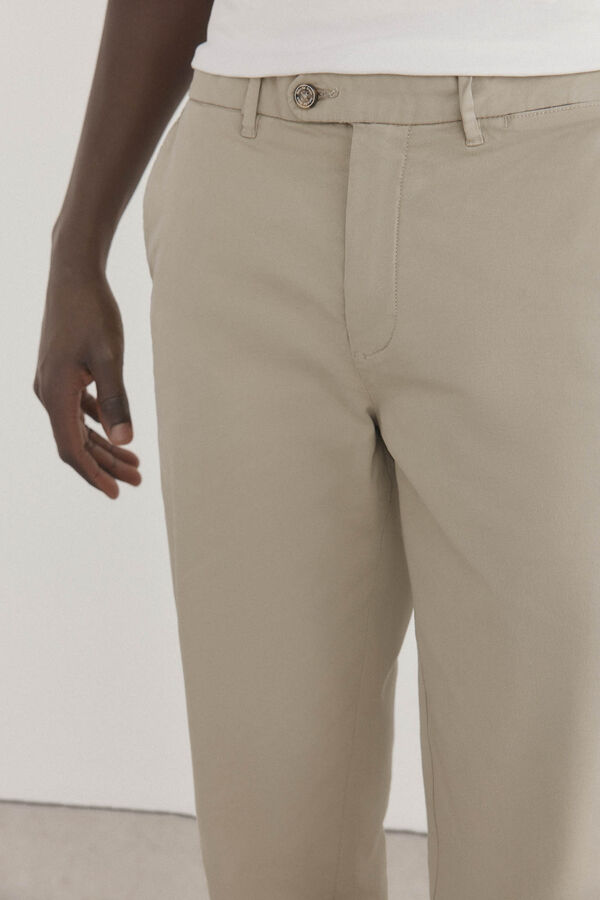 Pedro del Hierro Pantal&oacute;n premium chino ligero regular fit Verde