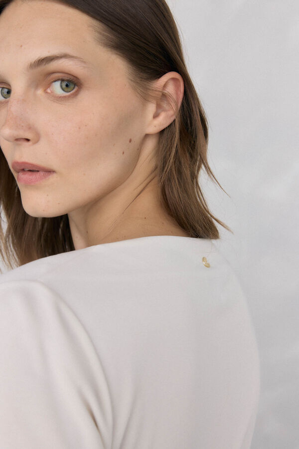 Pedro del Hierro Playera drapeada con broche Beige