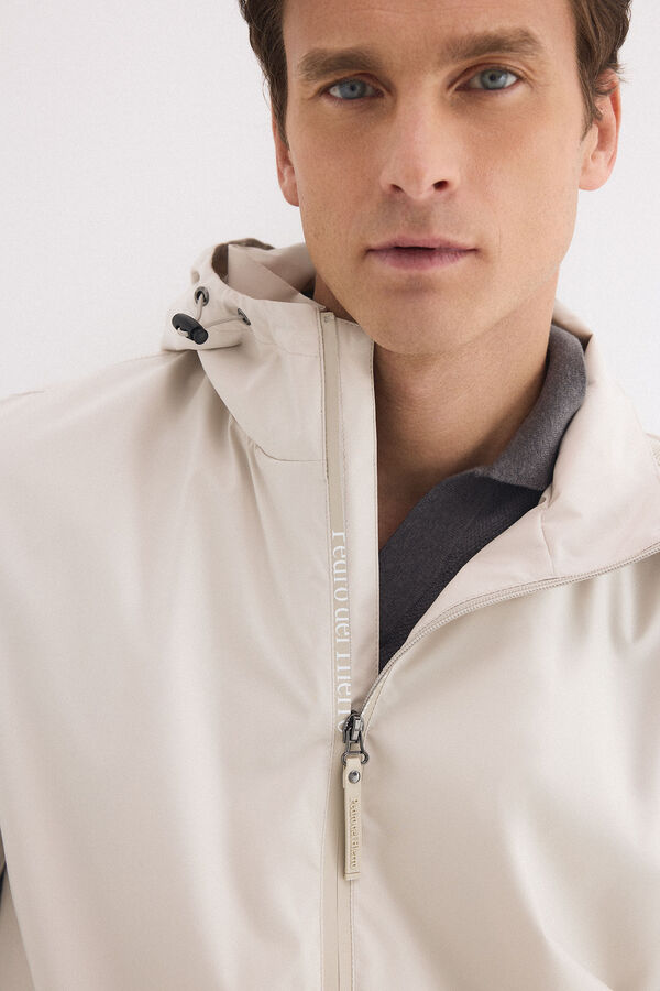 Pedro del Hierro Cazadora t&eacute;cnica ligera con capucha Beige