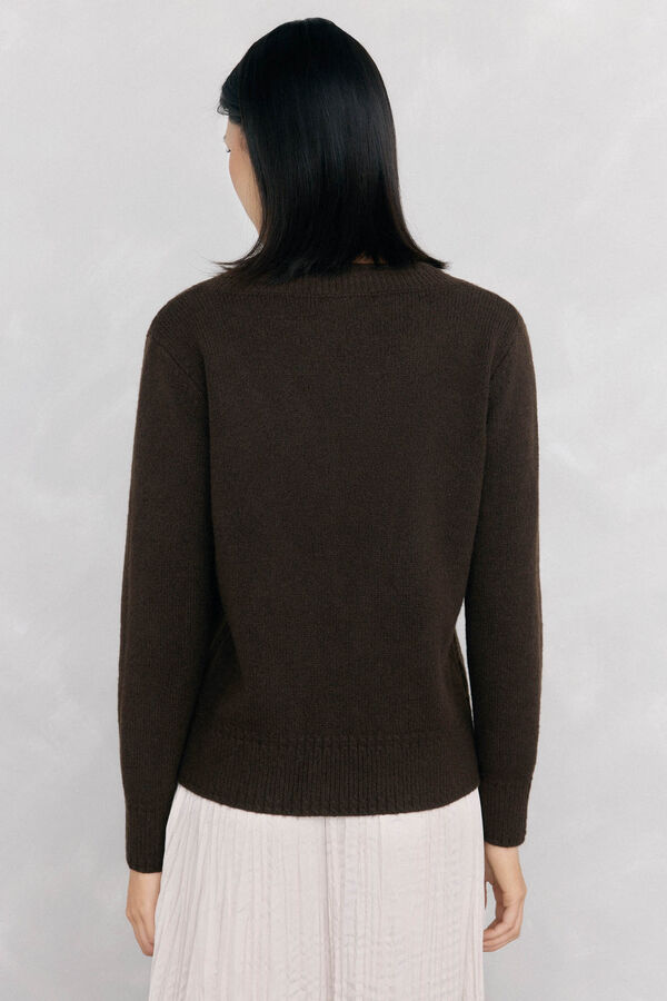 Pedro del Hierro Su&eacute;ter pico con detalles de mini ochos Marr&oacute;n