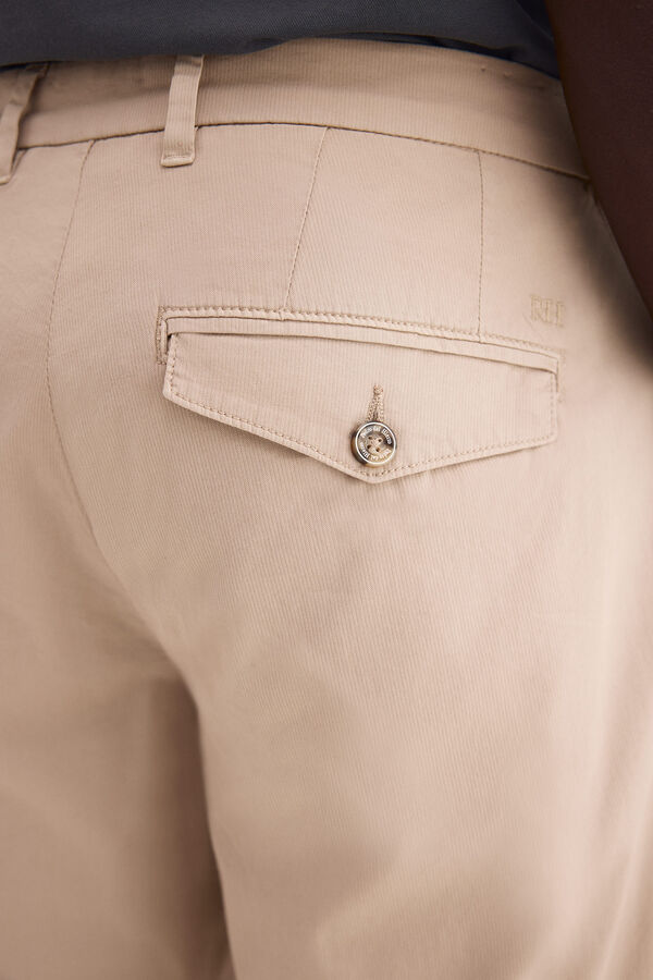 Pedro del Hierro Pantal&oacute;n chino estructura regular fit Beige