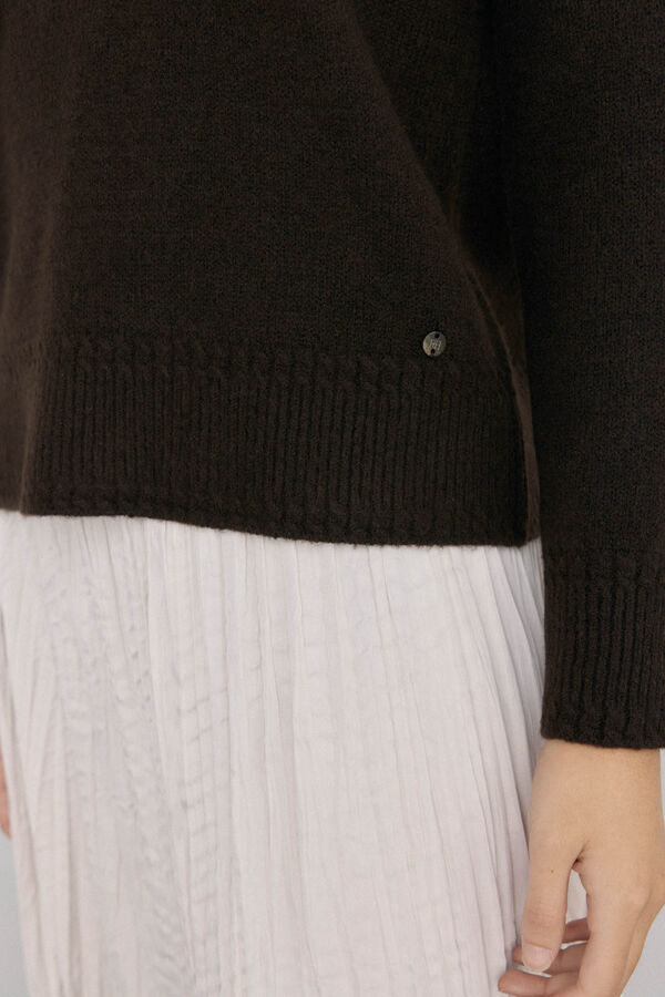 Pedro del Hierro Su&eacute;ter pico con detalles de mini ochos Marr&oacute;n