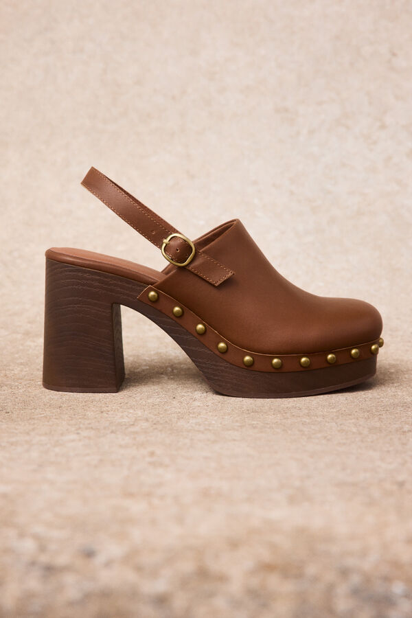 Slowlove Zueco de piel con tachas Marr&oacute;n