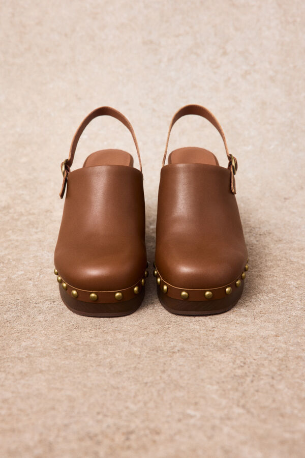 Slowlove Zueco de piel con tachas Marr&oacute;n