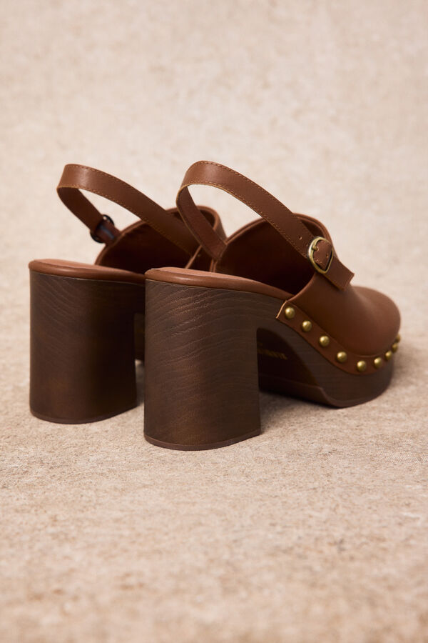 Slowlove Zueco de piel con tachas Marr&oacute;n