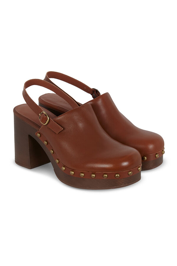 Slowlove Zueco de piel con tachas Marr&oacute;n