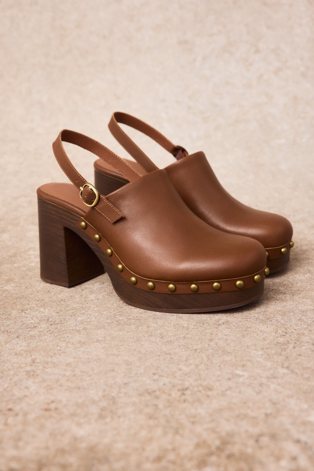 Slowlove Zueco de piel con tachas