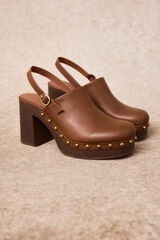Slowlove Zueco de piel con tachas Marr&oacute;n