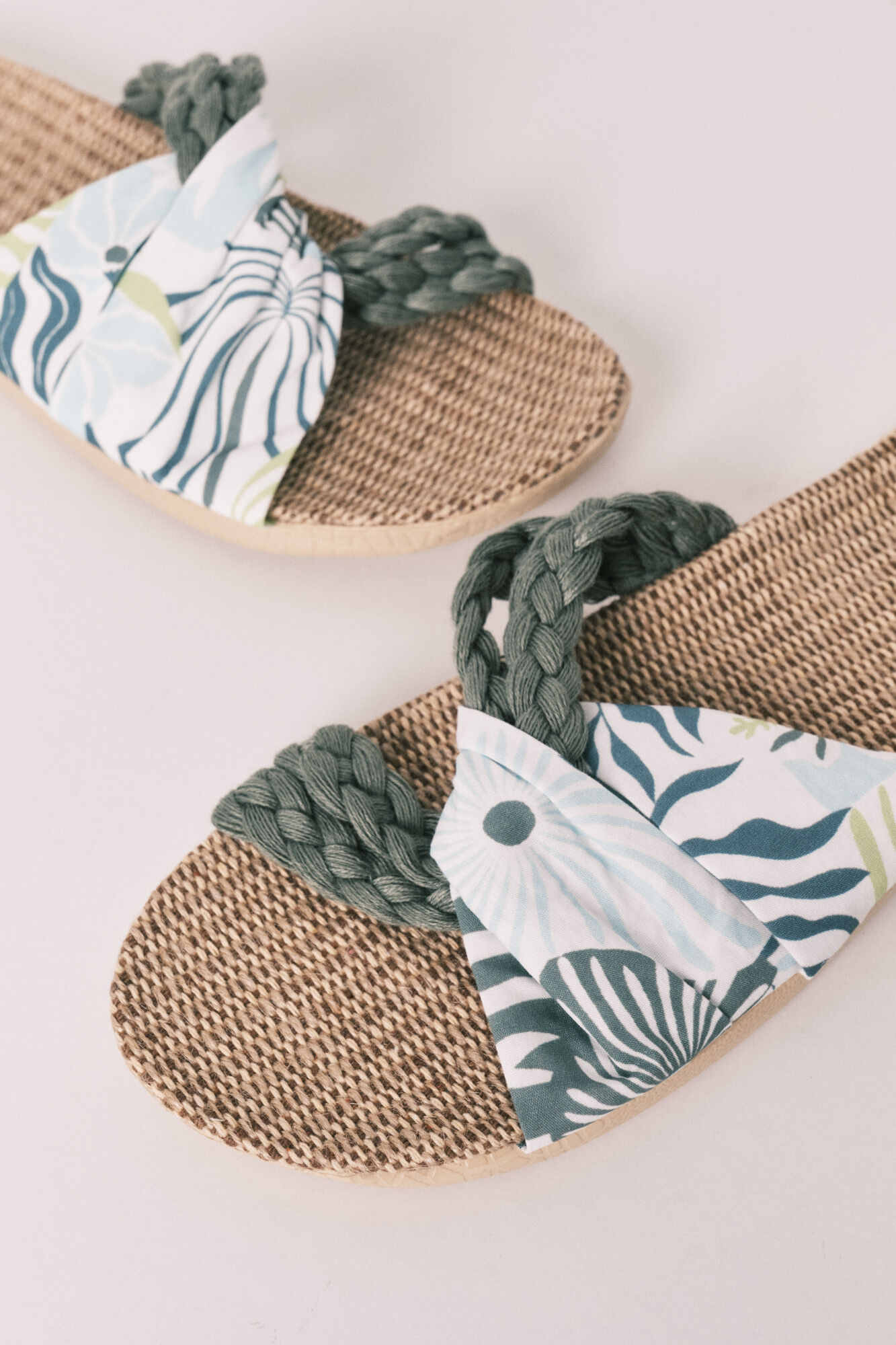 Women'secret Sandalias de tiras trenzadas y estampadas