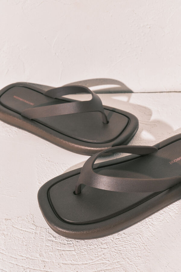 Women'secret Chanclas de suela gruesa de punta cuadrada marr&oacute;n caf&eacute;